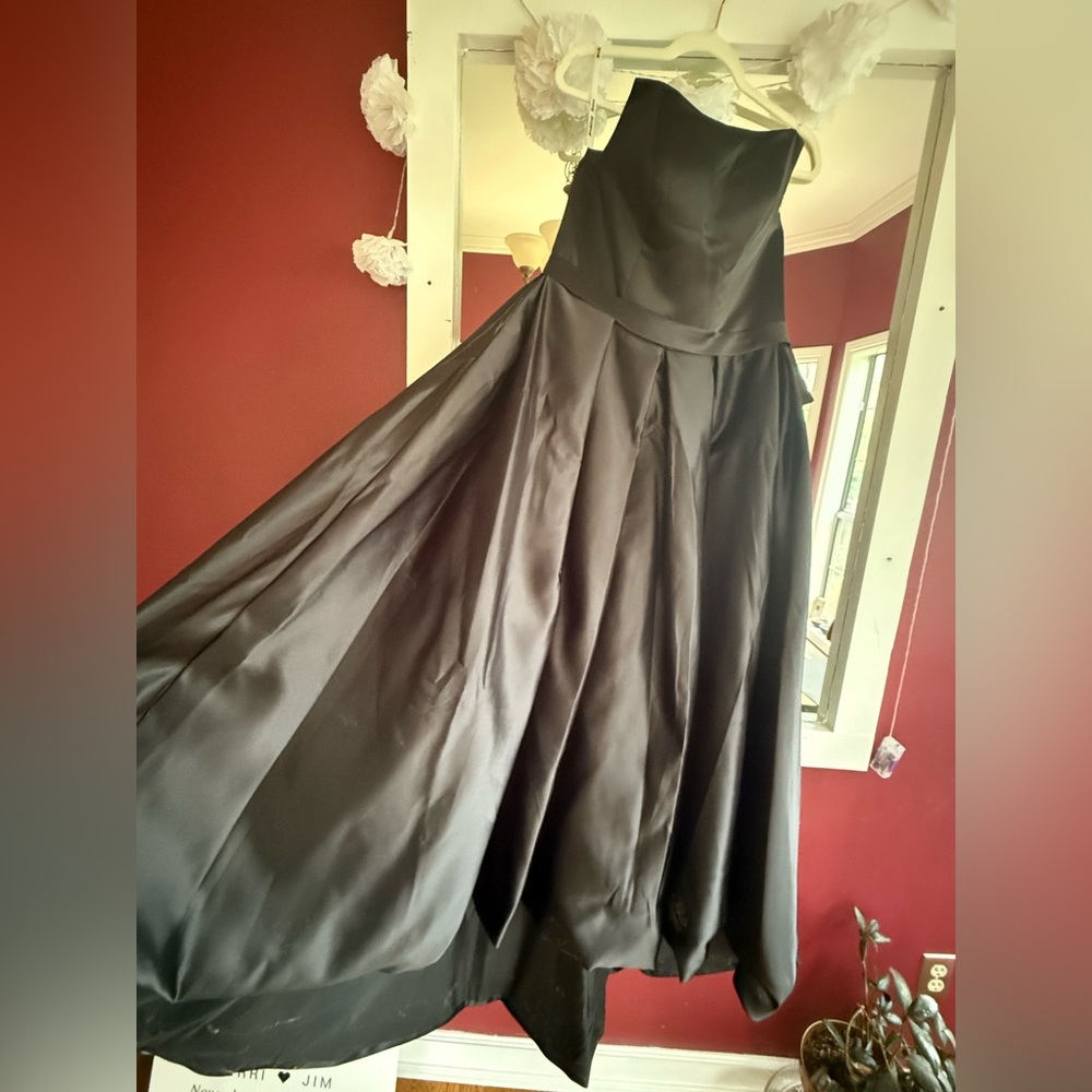 Elegant Black Ball Gown with high thigh slit - Picture 2 of 5